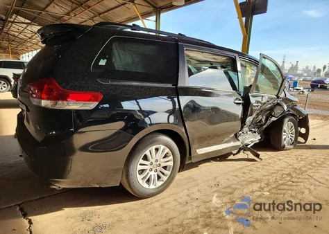 2013 Toyota Sienna Xle z USA, uszkodzony, nr VIN 5TDYK3DCXDS374900